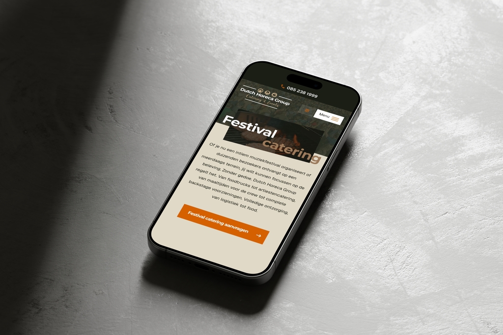 Maatwerk website voor festival catering op smartphone weergegeven.