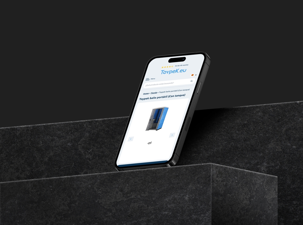 Maatwerk webshop toont productconfigurator op smartphone voor klanten.