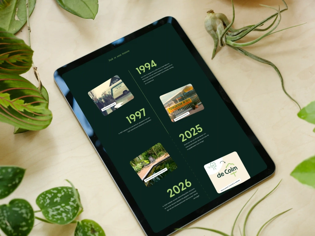 Tijdlijn van hoveniersbedrijf De Colm van 1994 tot 2026 op een tablet