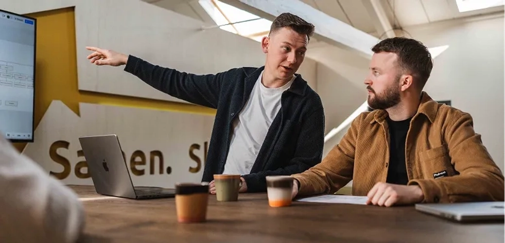Eigenaar van Prikr geeft uitleg over een productconfigurator.