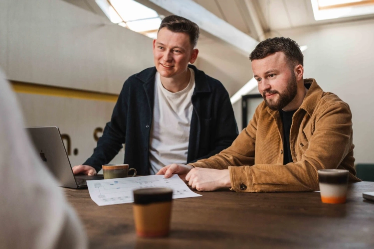 Team van Prikr die een meeting houdt over het digitaliseren van een MKB.