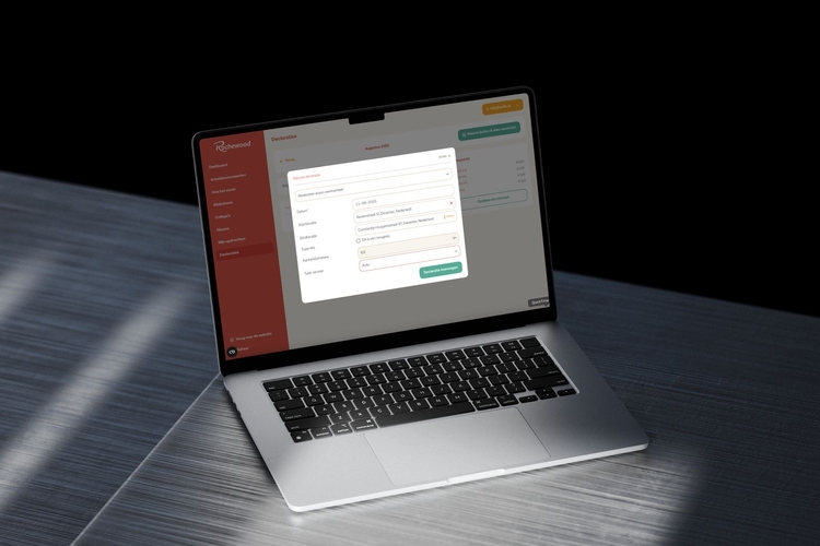 Declaratieoverzicht in een webapplicatie op een laptop, software voor detachering op maat