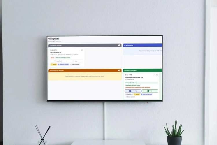 Werkplaatsbord op een scherm in de productiehal, software voor productiebedrijven op maat