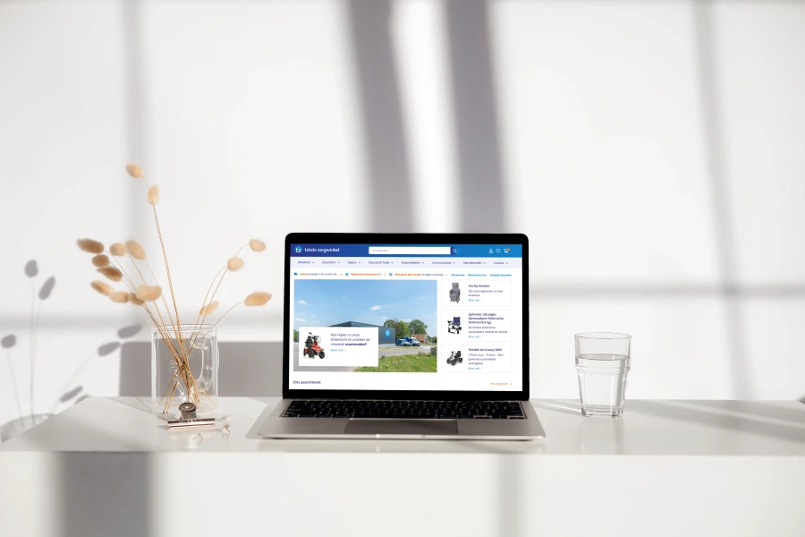 Homepage van Totale Zorgwinkel op een laptop na de webshop optimalisatie
