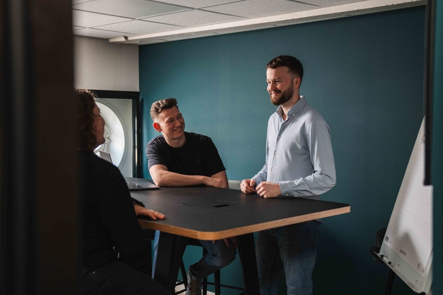 Collega's werken samen aan een calculatie, offerte software op maat voor MKB