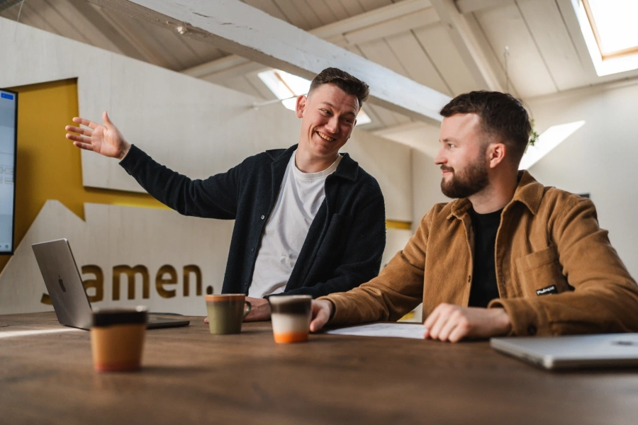 Team bespreekt zakelijke website laten maken voor hun klant.