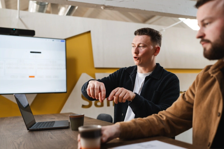 Software architect Jasper van Doorn in gesprek met een klant over een zakelijke website laten maken.