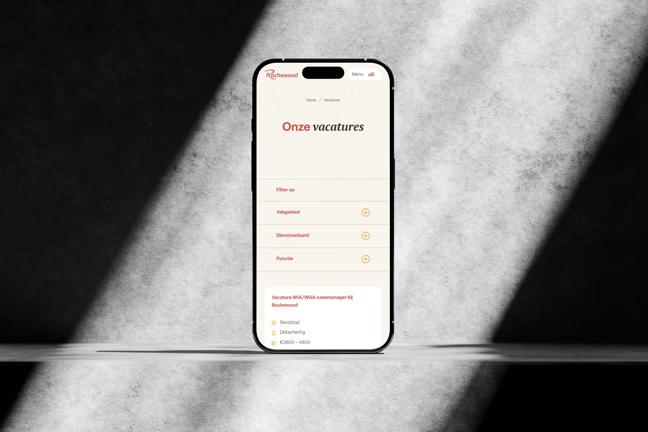 Mobiel scherm toont vacatures voor maatwerk webapplicatie bij Rochewood.