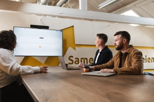 Meeting op het kantoor van Prikr over wanneer klanten software moeten bouwen.