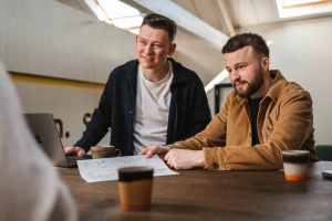 Team van Prikr die een meeting houdt over het digitaliseren van een MKB.