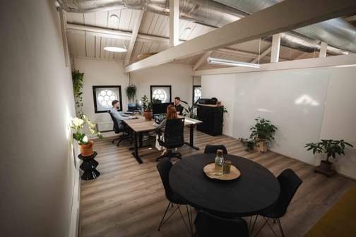 Monteur en planner bekijken samen een planning, software voor de installatiebranche op maat