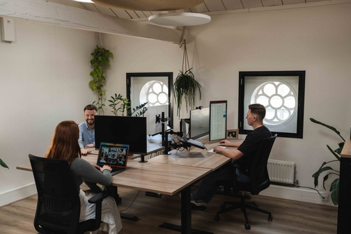 Ondernemer stelt een offerte op achter een laptop, offerte software op maat
