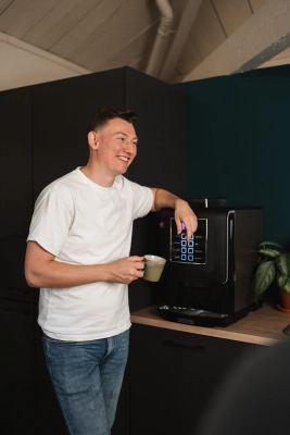 Proffesioneel team van Prikr neemt een koffiepauze tijdens het maken van een productconfigurator.