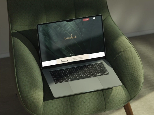 Homepage van sushibar Trinibra op een laptop, gebouwd als headless website