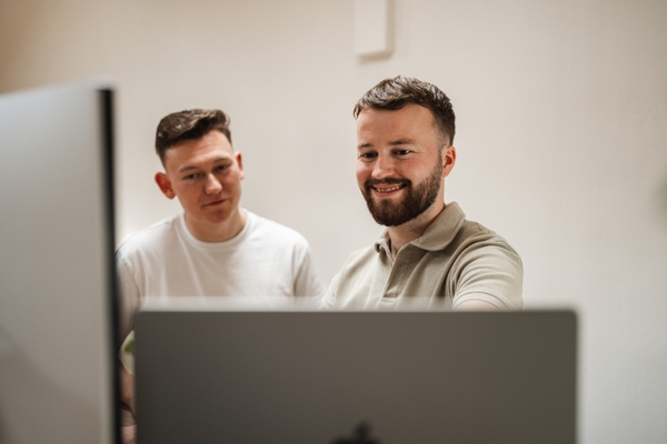 Professionals bespreken maatwerk website laten maken voor klantgerichte oplossingen.