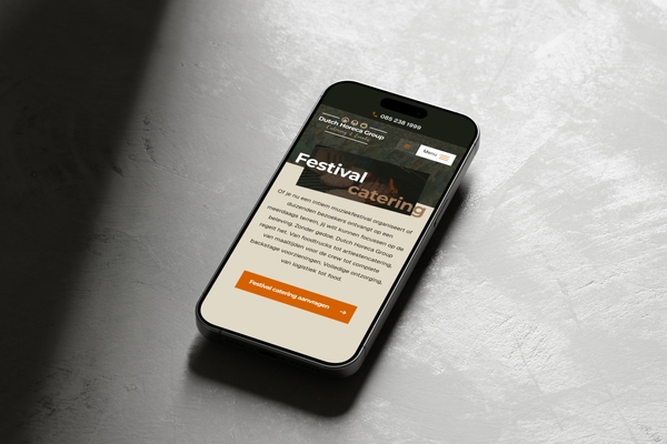 Maatwerk website voor festival catering op smartphone weergegeven.