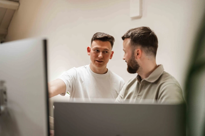 Eigenaar van Prikr.io overlegt met Daan Boot Designbureau over maatwerk software laten maken.