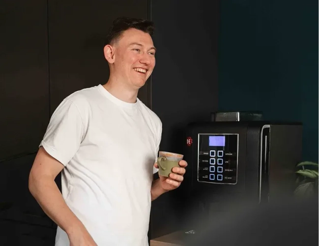 Eigenaar van Prikr.io voert gesprek over software laten maken bij een koffieapparaat.