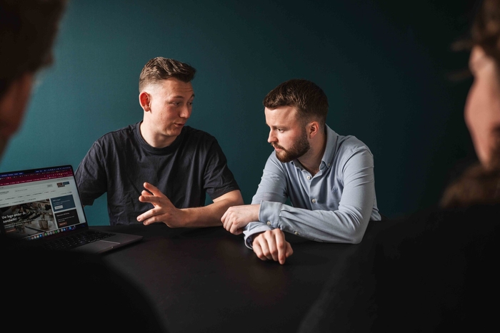 Livegang van de app op de telefoons van het team, bedrijfsapp op maat