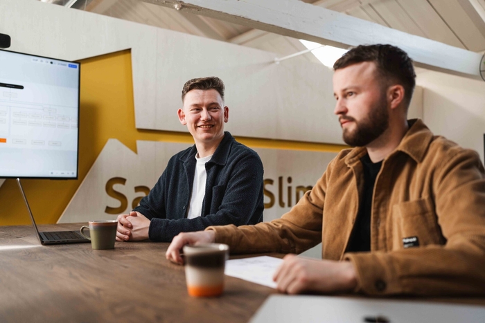 Kennismakingsgesprek aan tafel, eerste stap naar een management dashboard op maat