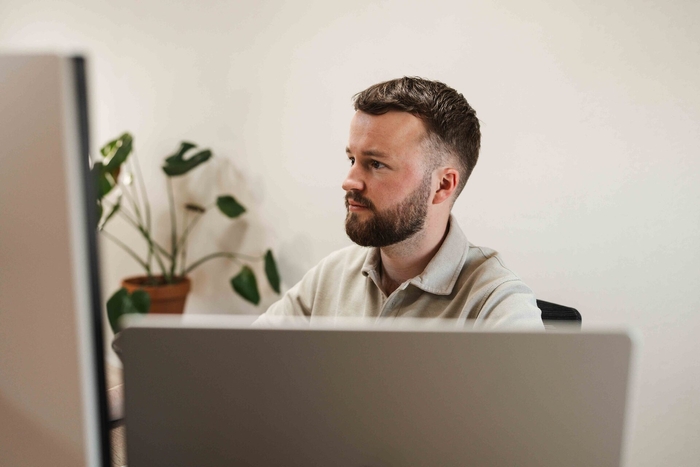 Ontwikkelaar bouwt aan software, ontwikkeling van een management dashboard op maat