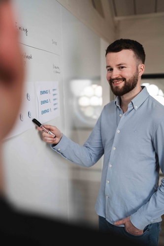 Plan op papier met schetsen, ontwerp van een management dashboard op maat
