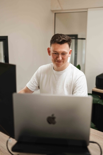 Livegang van de applicatie die Excel vervangt, samen achter het scherm
