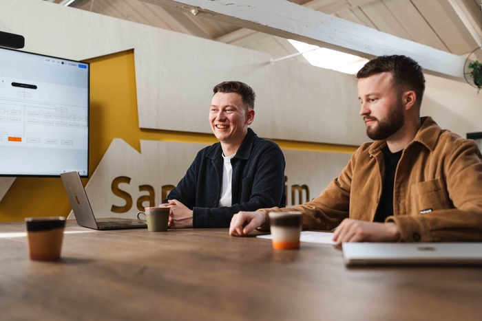 Kennismakingsgesprek aan tafel, eerste stap naar een sociaal intranet op maat