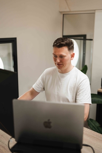 Ontwikkelaar bouwt aan software, ontwikkeling van een sociaal intranet op maat