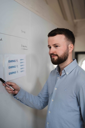 Plan op papier met schetsen, ontwerp van een sociaal intranet op maat