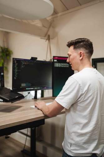 Ontwikkelaar bouwt software achter twee schermen, ontwikkeling van een medewerkersportaal