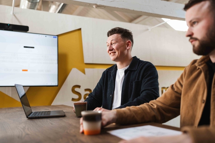 Kennismakingsgesprek aan tafel, eerste stap naar offerte software op maat