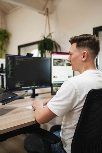 Ontwikkelaar bouwt aan software, ontwikkeling van een offertetool op maat