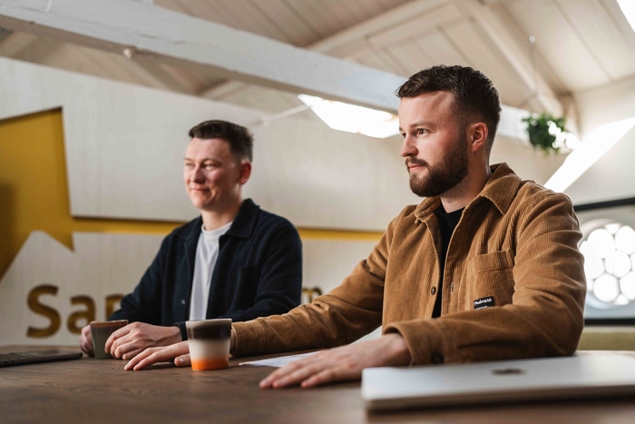 Kennismakingsgesprek aan tafel, eerste stap naar plansoftware op maat