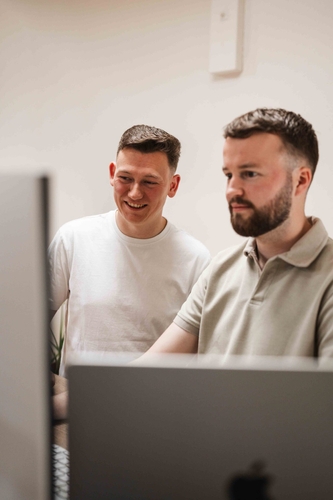 Team bekijkt de nieuwe planning op een scherm, livegang van planningssoftware op maat