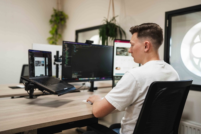 Ontwikkelaar bouwt software achter twee schermen, ontwikkeling van plansoftware op maat