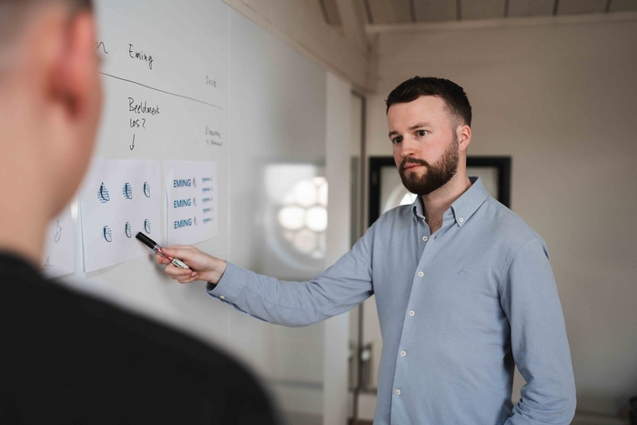 Plan wordt uitgewerkt op papier, ontwerp van een digitaal planbord op maat