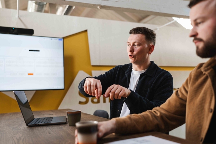 Kennismakingsgesprek aan tafel, eerste stap naar voorraadbeheer software op maat