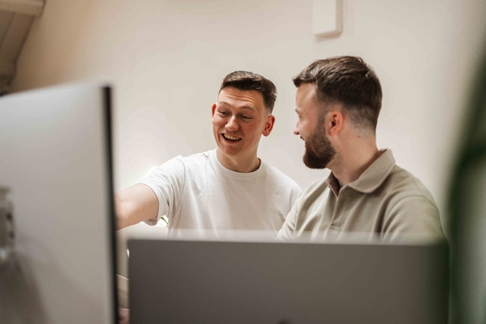 Team bekijkt samen een scherm bij de livegang, voorraadbeheer software op maat in gebruik