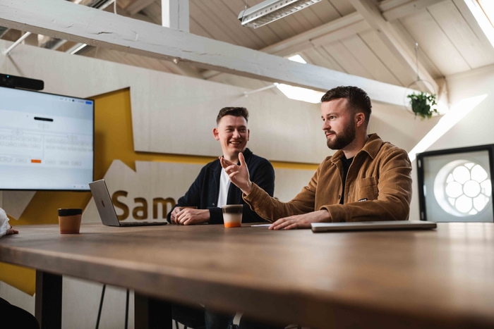 Kennismakingsgesprek aan tafel, eerste stap naar een werkbon app op maat
