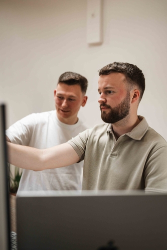 Team bekijkt samen een scherm bij de livegang, digitale werkbonnen in gebruik