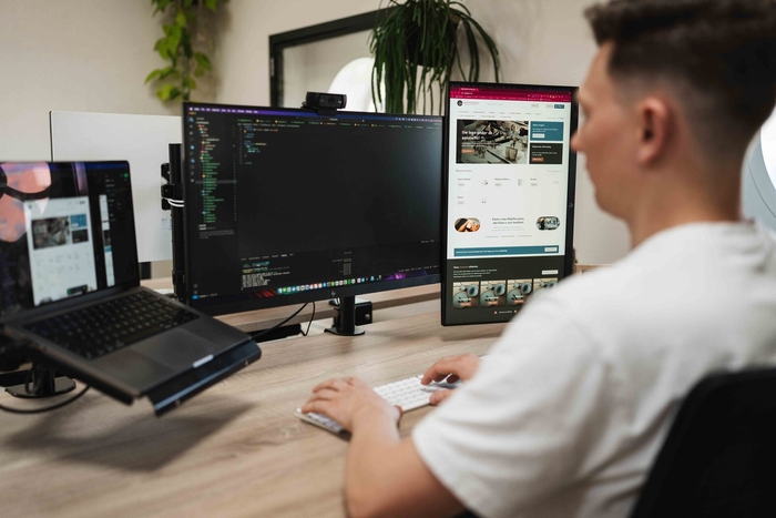 Ontwikkelaar bouwt aan code achter twee schermen, ontwikkeling van een werkbon app