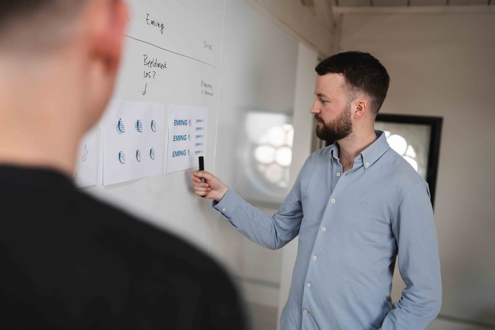 Plan op papier wordt doorgenomen, ontwerp van een werkbon app op maat