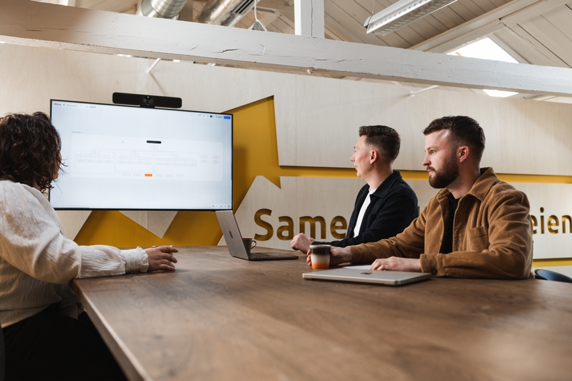 Softwarearchitect van Prikr in gesprek met mkb-ondernemer tijdens blueprint-sessie voor maatwerk software