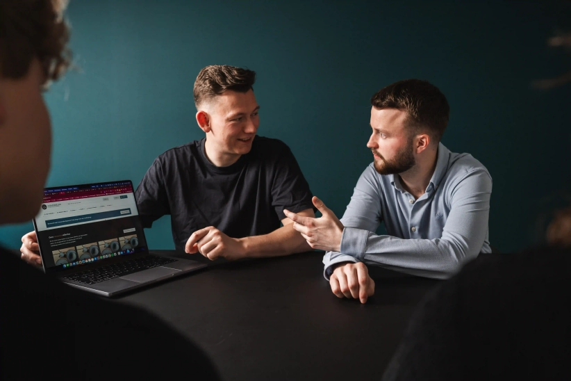 De eigenaar van Prikr houdt een consult gesprek met een klant die een webapplicatie wil laten maken.