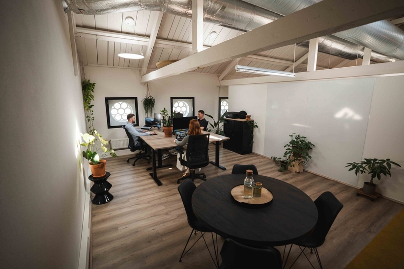 Monteur en planner bekijken samen een planning, software voor de installatiebranche op maat
