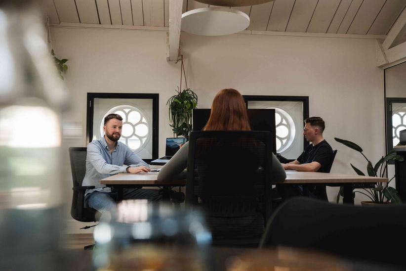Ondernemer bekijkt live bedrijfscijfers op een scherm, management dashboard gekoppeld aan eigen software