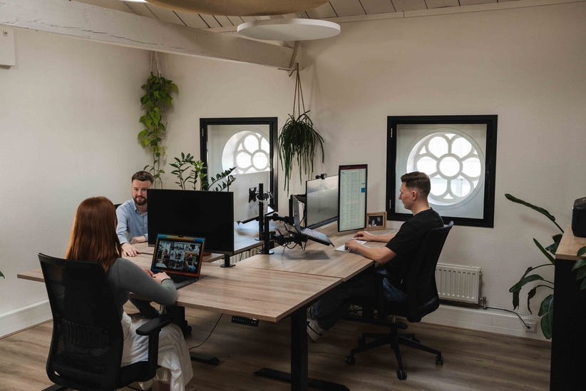 Softwarebouwer in overleg op kantoor, medewerkersportaal op maat voor jouw team