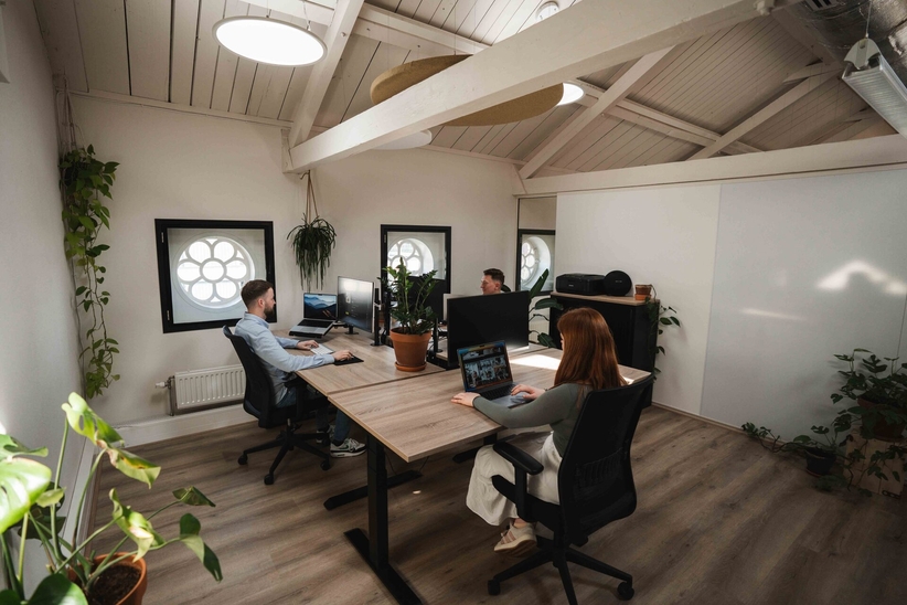 Werkvoorbereider bekijkt een digitaal planbord, productieplanning software op maat