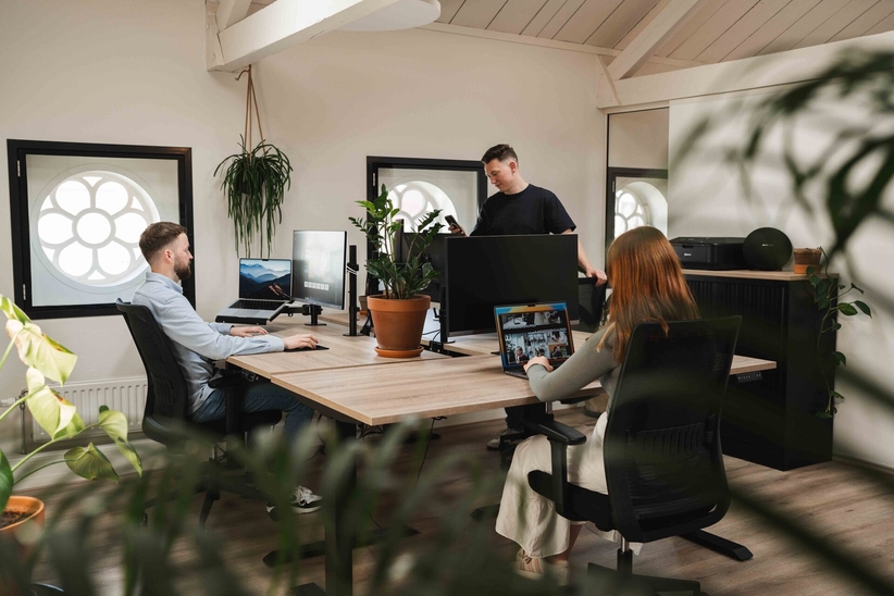 Overleg op kantoor over digitale urenregistratie, urenregistratie app op maat voor jouw team
